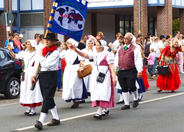 Schützenausmarsch in Langenhagen: Volkstanzgruppe "Blickspeeler Wuppdich" | Foto: Shima Mahi