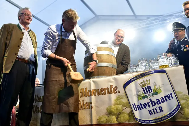 Nur drei Schläge brauchte Bürgermeister Richard Greiner, um das erste Fass auf dem Neusässer Volksfest anzuzapfen.