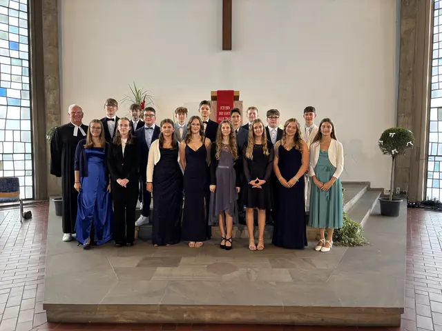  Konfirmation in Stadtallendorf
(v.l.n.r.) Celina Storm, Xenia Schaller, Amy Dynio, Louisa Dautfest, Lena Bergmann, Jana Wenzel, Lenja Rhiel, Cleo Löchel,
Pfarrer Thomas Peters, Ole Amrhein, Samuel Götte, Marlon Sengelaub, Maxim Peters, Ben Augustin, Julian Pitz, Felix Henkel, Luka Lemmer,
Julian Neufeld | Foto: Thomas Peters,