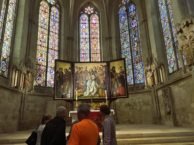 Für mich ein gelungenes Kunstwerk aus "alt und neu", das hier seinen angemessenen Platz hat. 