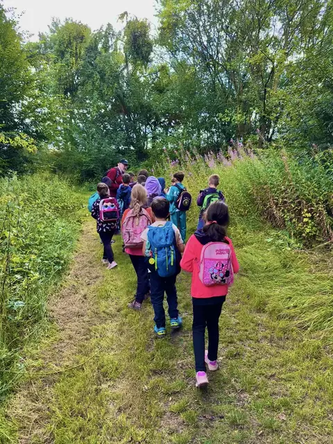 Der Weg führt zum Picknick an der Grotte unterhalb des neuen Industriegebiets.
 | Foto: Evangelischer Kinderhort Stadtallendorf