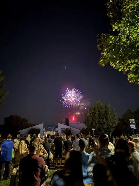 Feuerwerk über der Bobinger Singoldhalle – strahlender Höhepunkt des Festes. | Foto: Eva-Maria Gürpinar