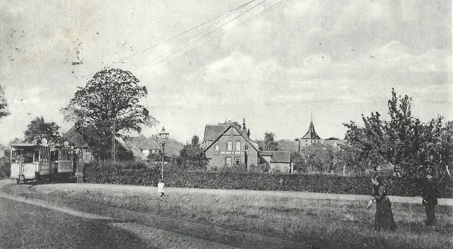 Bis 1930 fuhr die Straßenbahnlinie "17" durch den Klein-Buchholzer Kirchweg, um 1913.