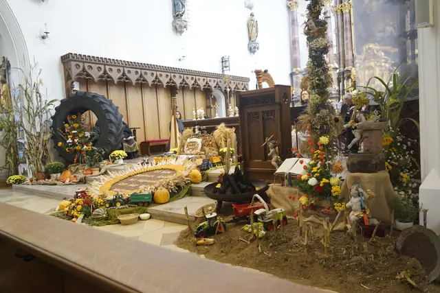 Ernte-Dank-Altar der Aichacher Stadtpfarrkirche - dort findet am 26. Oktober wieder das altbaierische Mariensingen statt. 