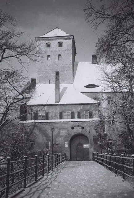 So sah der Zugang zum Friedberger Schloss 1945 aus.