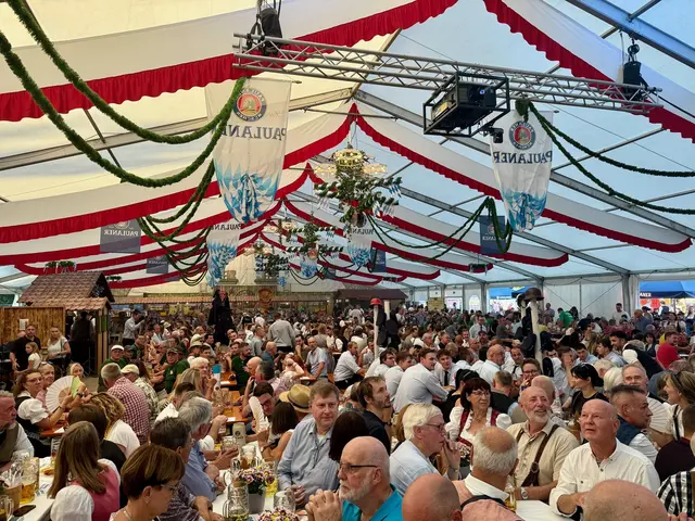  Ausgelassene Stimmung im voll besetzten Festzelt am Abend der Vereine und Betriebe.  | Foto: Eva-Maria Gürpinar