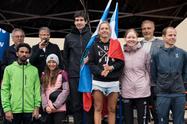Tomáš Křivohlávek (Bildmitte) gewinnt in der Zeit von 1:12:57 vor Benjamin Dillitz (ganz rechts) (1:15:32) und Yossief Tekle (vorne links) (1:16:51) den 22. Friedberger Halbmarathon. Als Siegerin bei den Läuferinnen kam Caro Bayer (Bildmitte) in der Zeit von 1:30:40 ins Ziel, vor Rebekka Prim (rechts) (1:34:16) und Theresa Gail (1:36:25). Auch im Bild Friedbergs Altbürgermeister Dr. Peter Bergmair (hinten links) Organisator Frank Büschel und Friedbergs Erster Bürgermeister Roland Eichmann | Foto: FSeventfoto