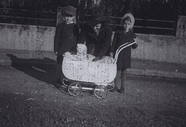 E.G. im Kinderwagen mit seiner Mutter H.G. und dem acht Jahre älteren Bruder sowie der sehcs Jahre älteren Schwester.