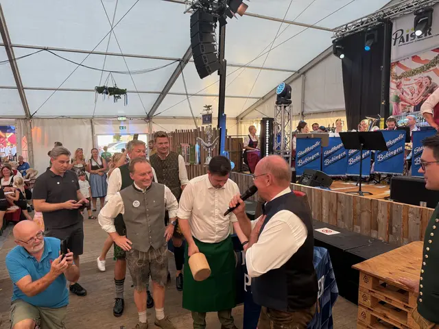 Bürgermeister Klaus Förster überlässt den Fassanstich seinem französischen Amtskollegen Xavier Bartoszek. | Foto: Eva-Maria Gürpinar