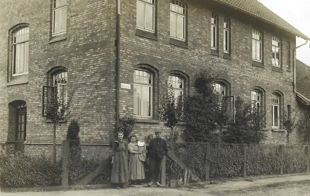 Inhaber-Familie Homann vor Wohnhaus Kleinkötnerhof 30, Gernsstraße 5 
(alt), heute Inhaber Gosewisch, um 1910.