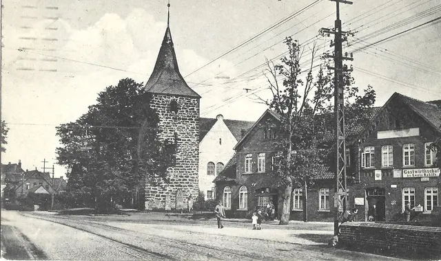 Blick auf Bothfelder Kirche und Rahlfs-Anwesen. Rechts ist die Mauer der Alten Bothfelder Schule zu sehen, um 1914.