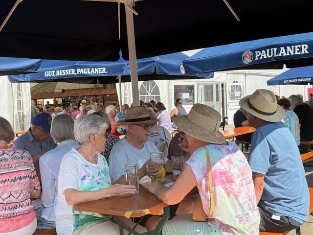 Voller Erfolg: Der Seniorenmittag lockte bei hochsommerlichen Temperaturen zahlreiche Besucherinnen und Besucher an. | Foto: Eva-Maria Gürpinar