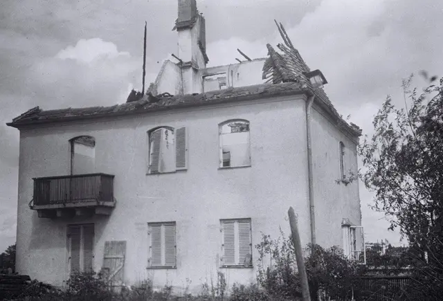 Das Haus der Familie war von einer Brandbombe verwüstet worden.