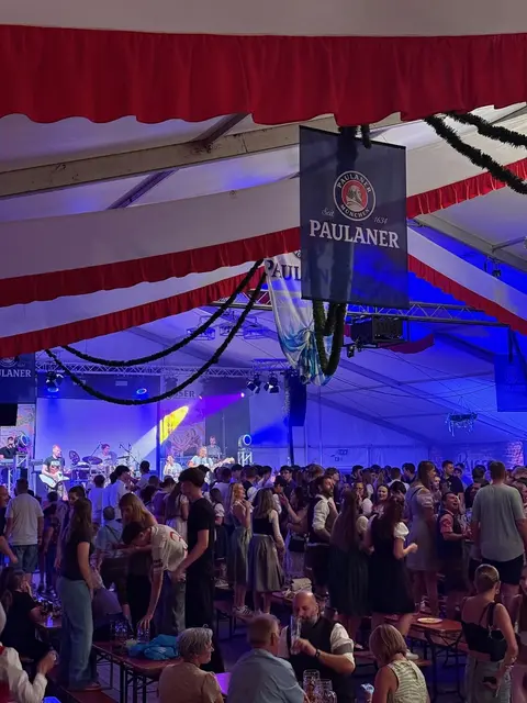 Feierlaune pur: Gäste aus Nah und Fern genießen die Partystimmung im Festzelt | Foto: Eva-Maria Gürpinar