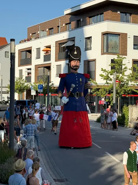 Stimmungsvoller Auftakt mit dem Festumzug angeführt vom Riesen „Kopierre“ aus der französischen Partnerstadt Aniche. | Foto: Eva-Maria Gürpinar