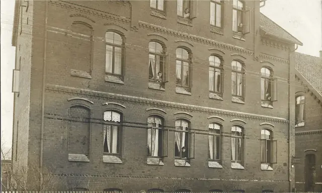 Schlosserei Dühlmeyer (vorher Seegers), gegenüber Pfarrhaus, um 1910.