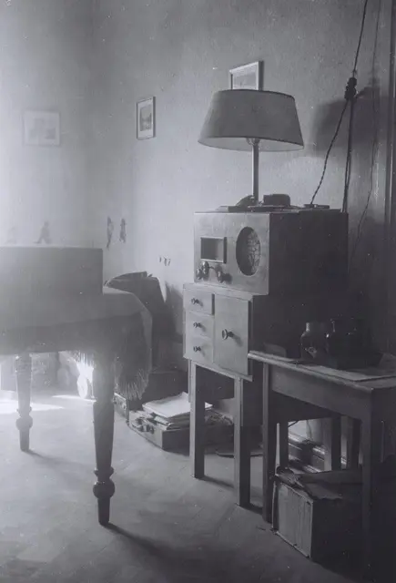 Die "Wohnzimmereinrichtung" zum Kriegsende im Friedberger Schloss mit von K.G. selbst konstruiertem Radiogerät.
