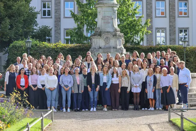 Die neuen Lehramtsanwärterinnen und Lehramtsanwärter im Landkreis Augsburg freuen sich auf den nächsten Schritt im Rahmen ihrer Ausbildung. | Foto: Lina Prinzensing