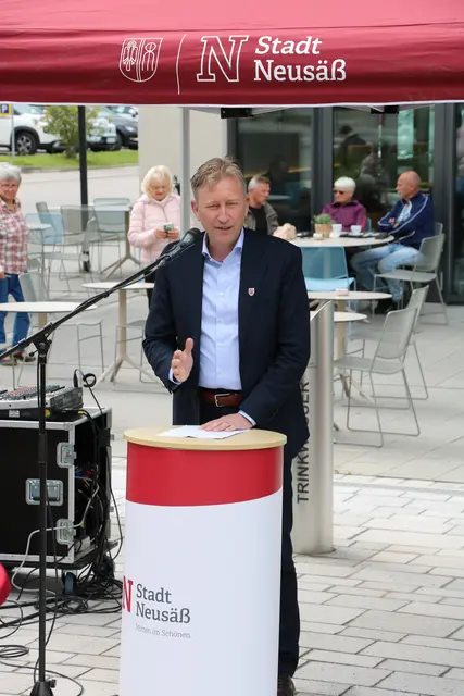 Bürgermeister Richard Greiner hob die zügige Umsetzung des Umbaus hervor und lobte die nachhaltige Gestaltung und Bepflanzung.