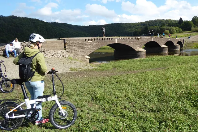 Die sonst vom Edersee überflutete Aseler Brücke am 13.09.2025.