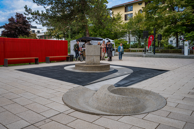 Mit einem Festtag für die Öffentlichkeit übergab die Stadtsparkasse Augsburg das neu gestaltete Gelände auf dem Sparkassenplatz in Friedberg. Entstanden ist ein begehbares Brunnengelände, welches Tradition und Moderne auf das Eindrucksvollste verbindet. | Foto: FSeventfoto