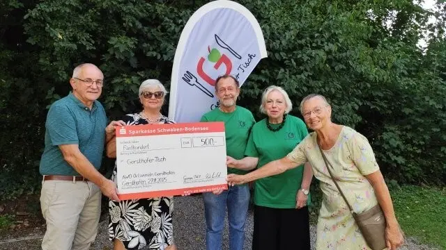 Rudi Michel, Grimm Philomena, beide AWO Gersthofen, Heinz Schaaf und Gerda Drüssler vom Gersthofer Tisch sowie Marlies Pecher – ebenfalls AWO Gersthofen – bei der Spendenübergabe am 27. August. | Foto: AWO Ortsverein Gersthofen