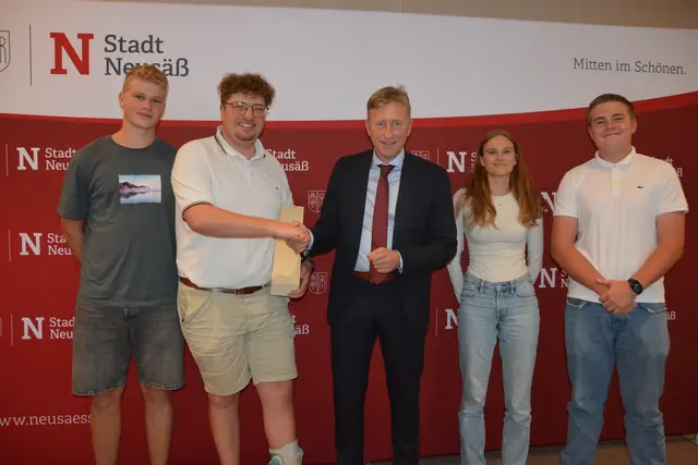 Abschied und Neubeginn: Nico Dossner, Nils Härle, Bürgermeister Richard Greiner, Antonia Grathwohl und Maximilian Jakob (v.l.)