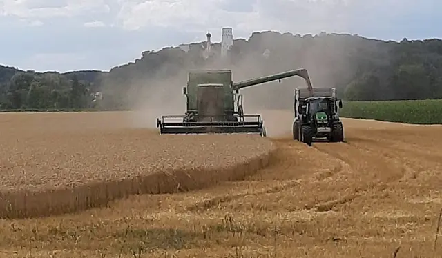 Mit modernen und vielseitigen Gerätschaften wird von Landwirten die Ernte, von Feldfrüchten bis hin zum Obst, eingeholt winterfest zum Verbrauch gelagert. | Foto: Peter Heider