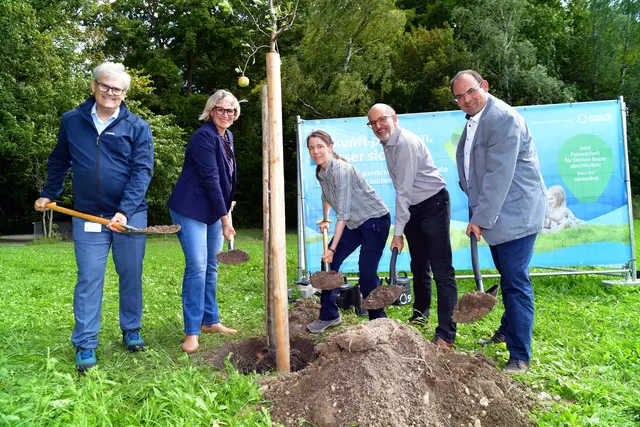 swa-Geschäftsführer Rainer Nauerz, Oberbürgermeisterin Eva Weber, die Projektleiterin des Landschaftspflegeverbandes Cordula Frenck, Umweltreferent Reiner Erben und swa Geschäftsbereichsleiter Wasser Florian Killer pflanzen den ersten Apfelbaum auf der swa Streuobstwiese. | Foto: swa/Thomas Hosemann 
