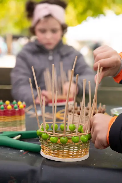 Mitmachaktion Körbchen flechten | Foto: Matthias Meyer