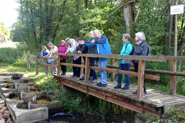 Horst Schöne bei seinen Ausführungen am Uhlenbach