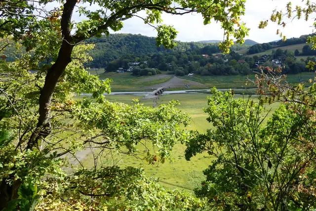Blick vom Urwaldsteig Edersee auf die Aseler Brücke, die wegen des Niedrigwassers aus dem Edersee aufgetaucht ist.