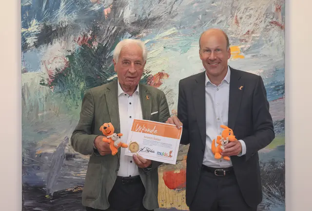 Max Strehle (links) überreichte Landrat Martin Sailer eine Urkunde und eine Anstecknadel für sein langjähriges Engagement für den Förderverein mukis e. V.. | Foto: Lina Prinzensing