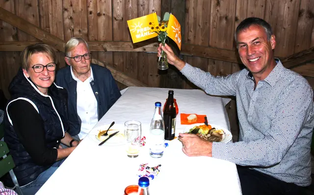 Bei guter Unterhaltung und bester Stimmung  wurde beim Sommerfest zünftig gefeiert. | Foto: Peter Heider