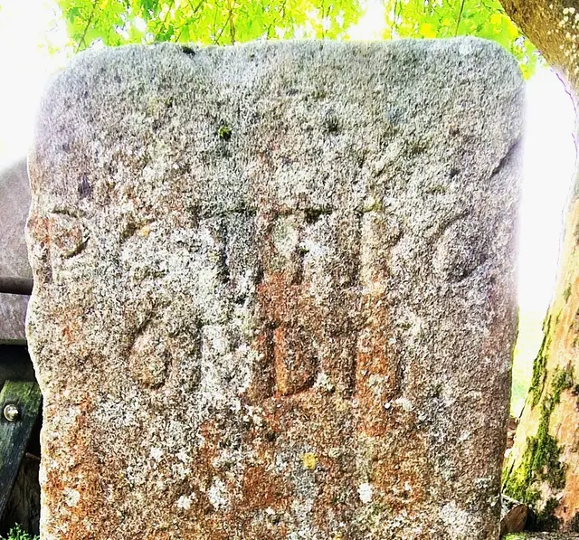 Der Stein trägt die Inschrift: "PCT.TRC GRDIL" – was für "Punctum Trigonometricum" steht, also „Trigonometrischer Punkt“. Möglicherweise bezieht sich die weitere Inschrift auf die Grafschaft Dillenburg.