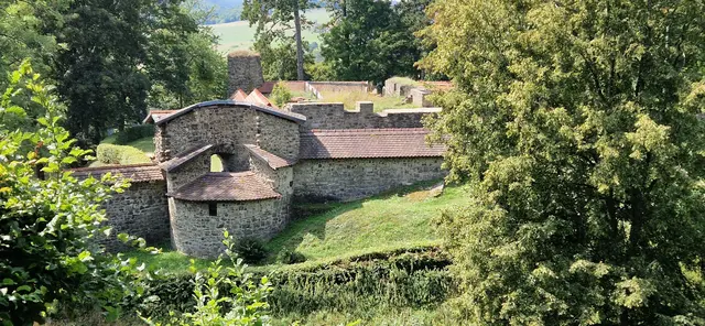 Mauerabdeckung der Burg Hatzfeld mit Biberschwänzen gedeckt