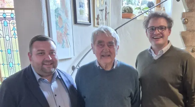 Hans Malzers Kunst prägt den öffentlichen Raum in Adelsried, vom Rathaus bis zur Schule. Mithin gratulierten Bürgermeister Sebastian Bernhard und Stellvertreter Ludwig Lenzgeiger mit Freude zum 85. Geburtstag. 
