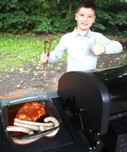 Der achtjährige Jannes unterstütze Robert Hecht am Grill. | Foto: Peter Heider