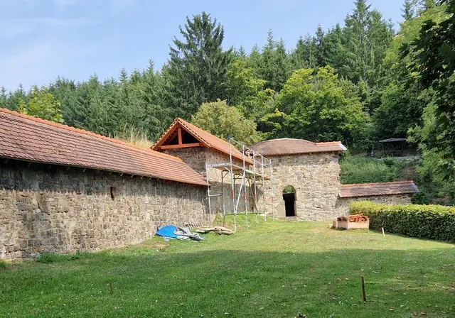 Mauerabdeckung der Burg Hatzfeld mit Biberschwänzen gedeckt