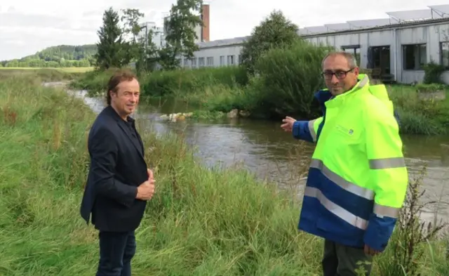 Herbert Vogl (rechts) von der Flussmeisterstelle Augsburg erklärt Bürgermeister Bernhard Uhl (links) die vom Wasserwirtschaftsamt eingebauten strömungslenkenden Buhnen am Ostufer der Zusam bei Wörleschwang | Foto: Markt Zusmarshausen