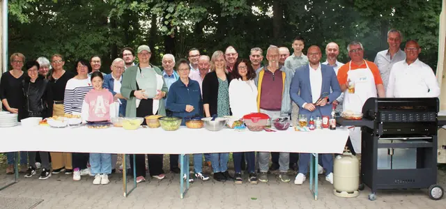 Über großen Besucherzuspruch konnten sich die Freien Wähler Meitingen und ihr Gast, Digitalminister Fabian Mehring (fünfter von rechts), beim Sommerfest im örtlichen Sängerpavillon freuen. | Foto: Peter Heider