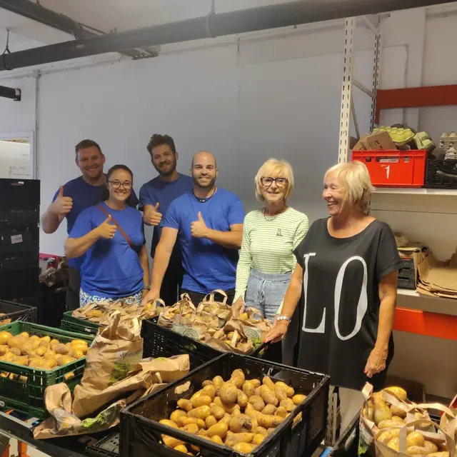 Das Leitungsteam der Amöneburger Ferienspiele übergab die "Kartoffelspende"!(von links nach rechts): Lukas Müller, Henrik Schmitt, Alena Sennhenn und Mario Dippell sowie 2. Vorsitzende der Tafel Waltraud Dorn  und die 1. Vorsitzende der Tafel Rita Vaupel  | Foto: Quelle: Stadt Amöneburg