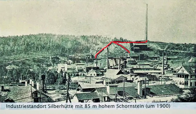 die von mir eingezeichneten  roten Linien zeigen den Verlauf der beiden oberirdischen Rauchgaskanäle an, bevor sie in dem 85 m hohen Schornstein mündeten. Nach einjährigen Betrieb wurde bei der Reinigung des Rauchgaskanäle in dem 522 t Flugstaub 155 t Blei und 53 kg Silber aufgefunden
