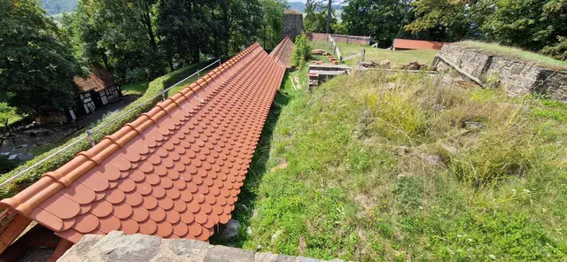 Mauerabdeckung der Burg Hatzfeld mit Biberschwänzen gedeckt