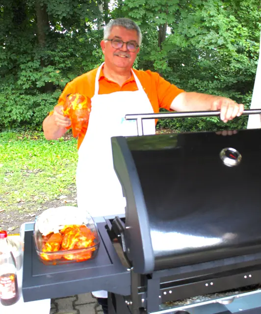 Der Vorsitzende der Freien Wähler Meitingen Robert Hecht sorgte für schmackhafte Grillspezialitäten und erfrischen Getränke beim Sommerfest. | Foto: Peter Heider