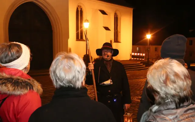 Nachtwächter Franz Gutmann erzählt Anekdoten aus dem Leben seiner Vorgänger. 