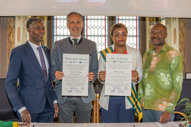 Zafi im Westafrikanischen Togo ist Friedbergs 6. Städtpartnerstadt. Im Friedberger Rathaus unterzeichneten die kommunalen Vertreter die Partnerschafts-Urkunden. Im Bild von links: Kodjo Agboli (Sekretär Canton Zafi), Friedbergs Erster Bürgermeister Roland Eichmann, Yawawi Adjra (Bürgermeisterin der Commune Yoto 2), Vincent Semenou (Friedberger Partnerschaftskommitee) | Foto: FSeventfoto