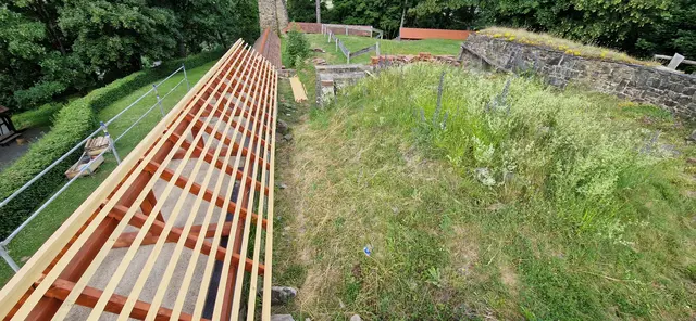 Mauerabdeckung der Burg Hatzfeld mit Biberschwänzen gedeckt