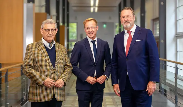 (v.li.) Präsident Dr. Fritz Baur (DRK-Landesverband Westfalen-Lippe), Staatssekretär Daniel Sieveke (Ministerium Heimat, Kommunales, Bau und Digitalisierung des Landes Nordrhein-Westfalen) und Präsident Dr. Alexander Schröder-Frerkes (DRK-Landesverband Nordrhein) | Foto: Jonas Westermeyer / DRK-Landesverband Westfalen-Lippe