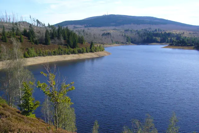 Der Weiterweg, den Brocken im Blickfeld, folgt dem geschwungenen Uferverlauf.